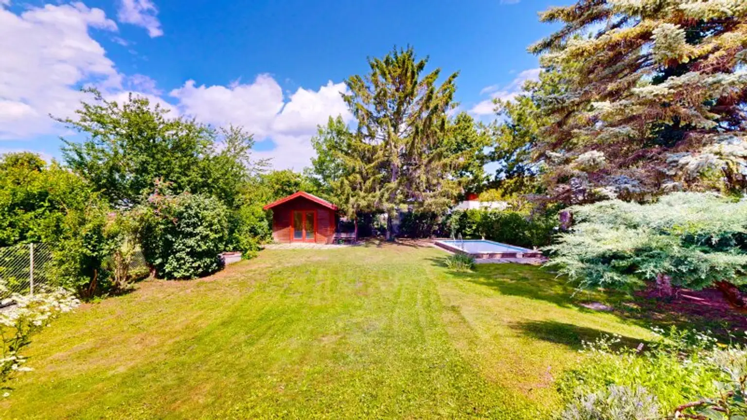 Bemerkenswertes Einfamilienhaus mit viel Entwicklungsmöglichkeit | Pool | Sauna | großer Garten