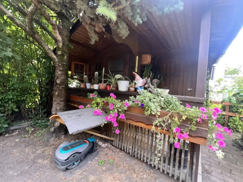 stilvolles Stadthaus in zentraler Lage mit Garten und mehreren, vermietbaren Wohnungen und Büros