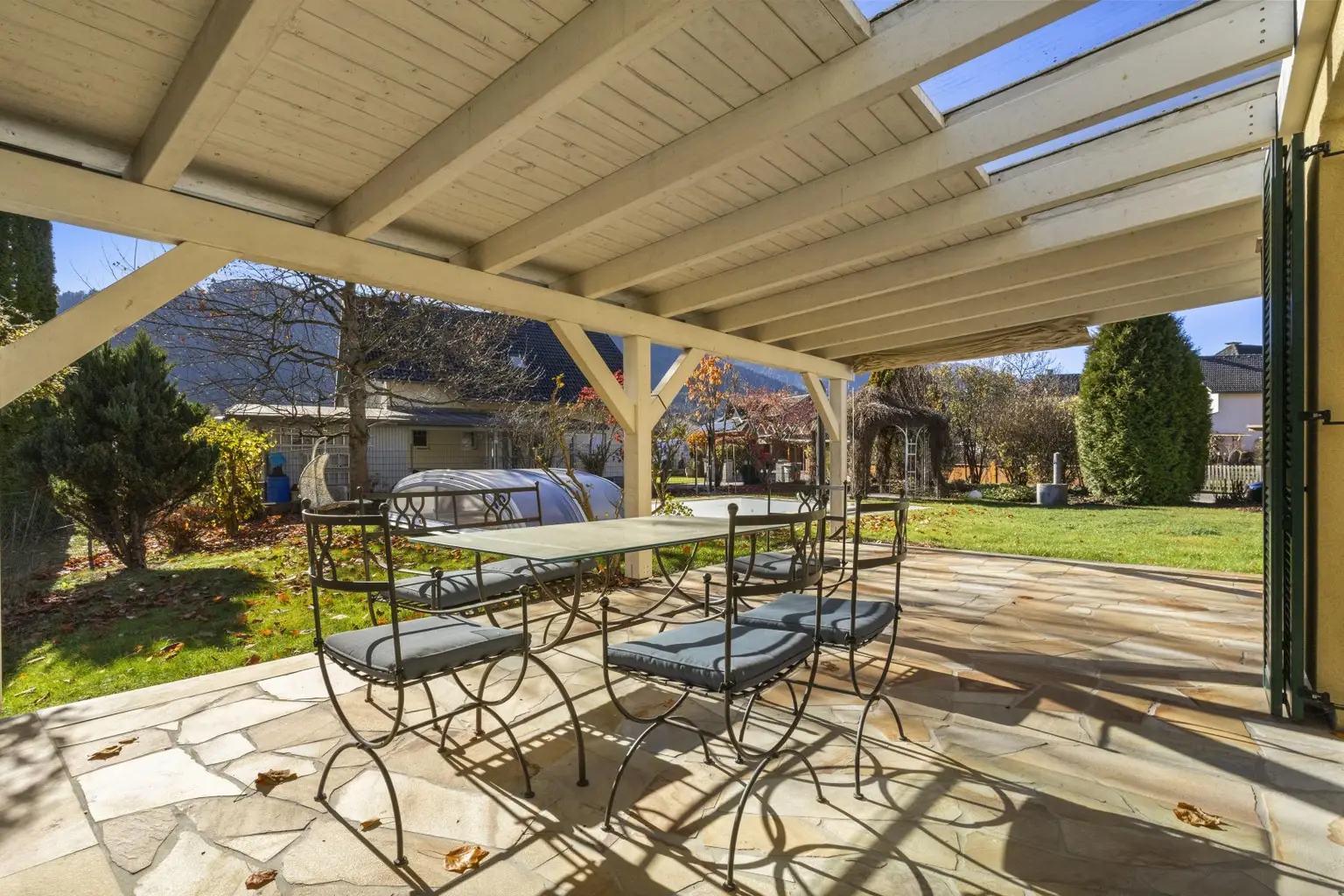 überdachte Terrasse - wunderschön gepflastert