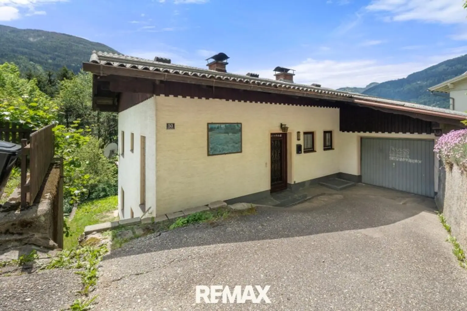 Eingangsbereich und Garage