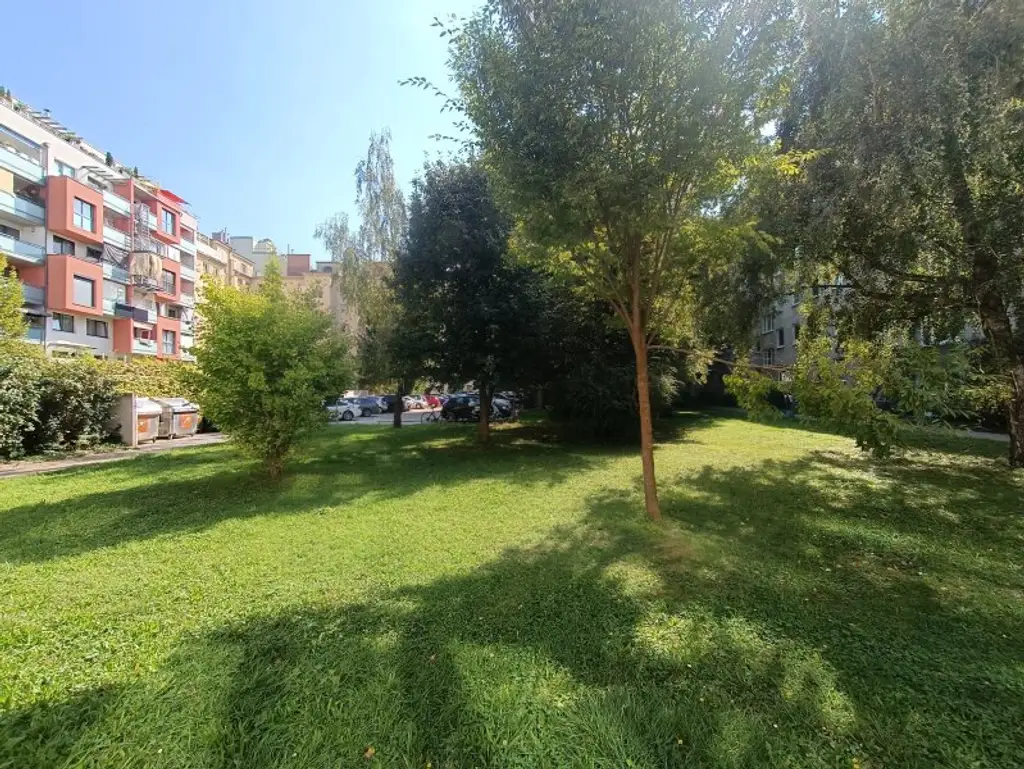 Sanierungsbedürftige 2-Zimmer Wohnung mit Loggia und idealer Verkehrsanbindung - Nähe U6 Dresdner Straße!