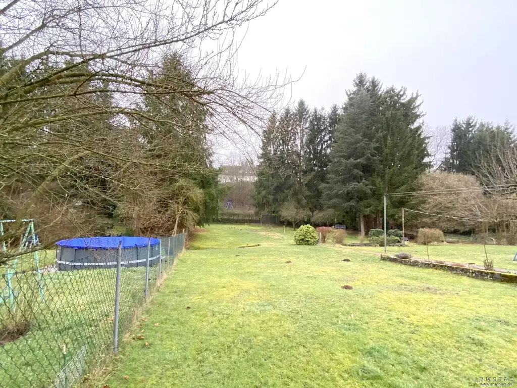 Baugrundstück 1.040 m² - nicht erschlossen - mit Bachlauf