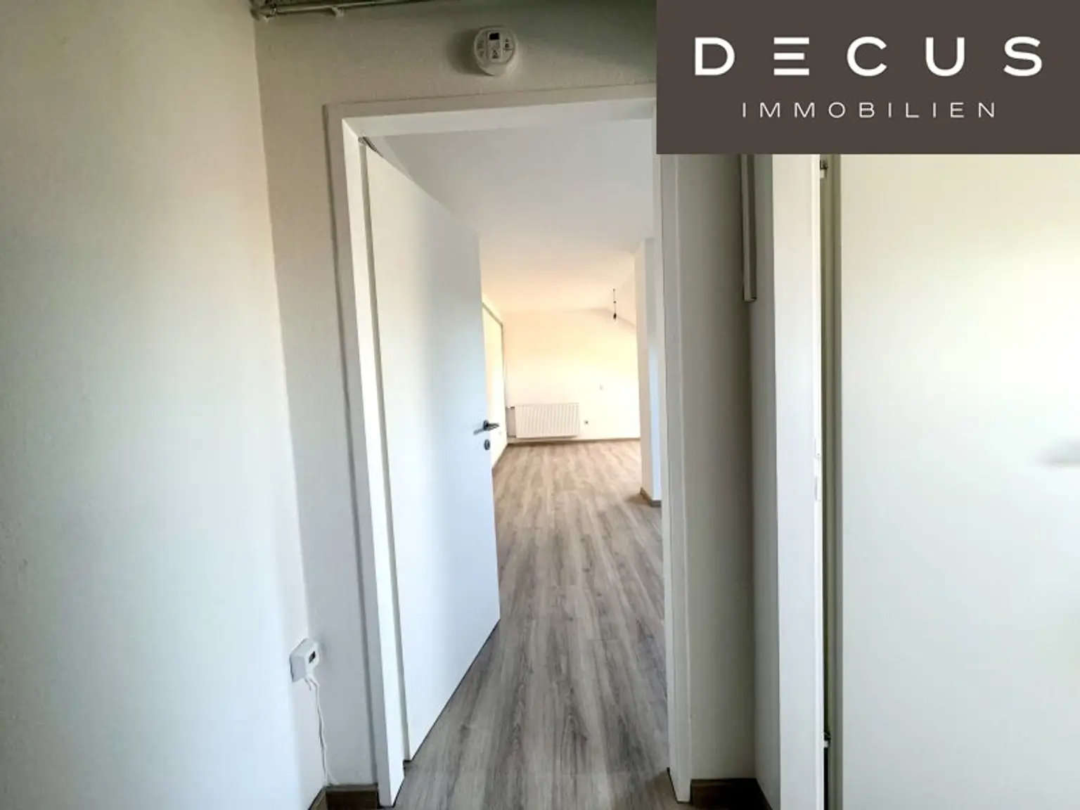 | CHARMANTE DACHGESCHOSSWOHNUNG | HELL & ZENTRAL | 4. OG | IDEAL FÜR SINGLES & STUDENTEN | TOP LAGE  | NÄHE UNI