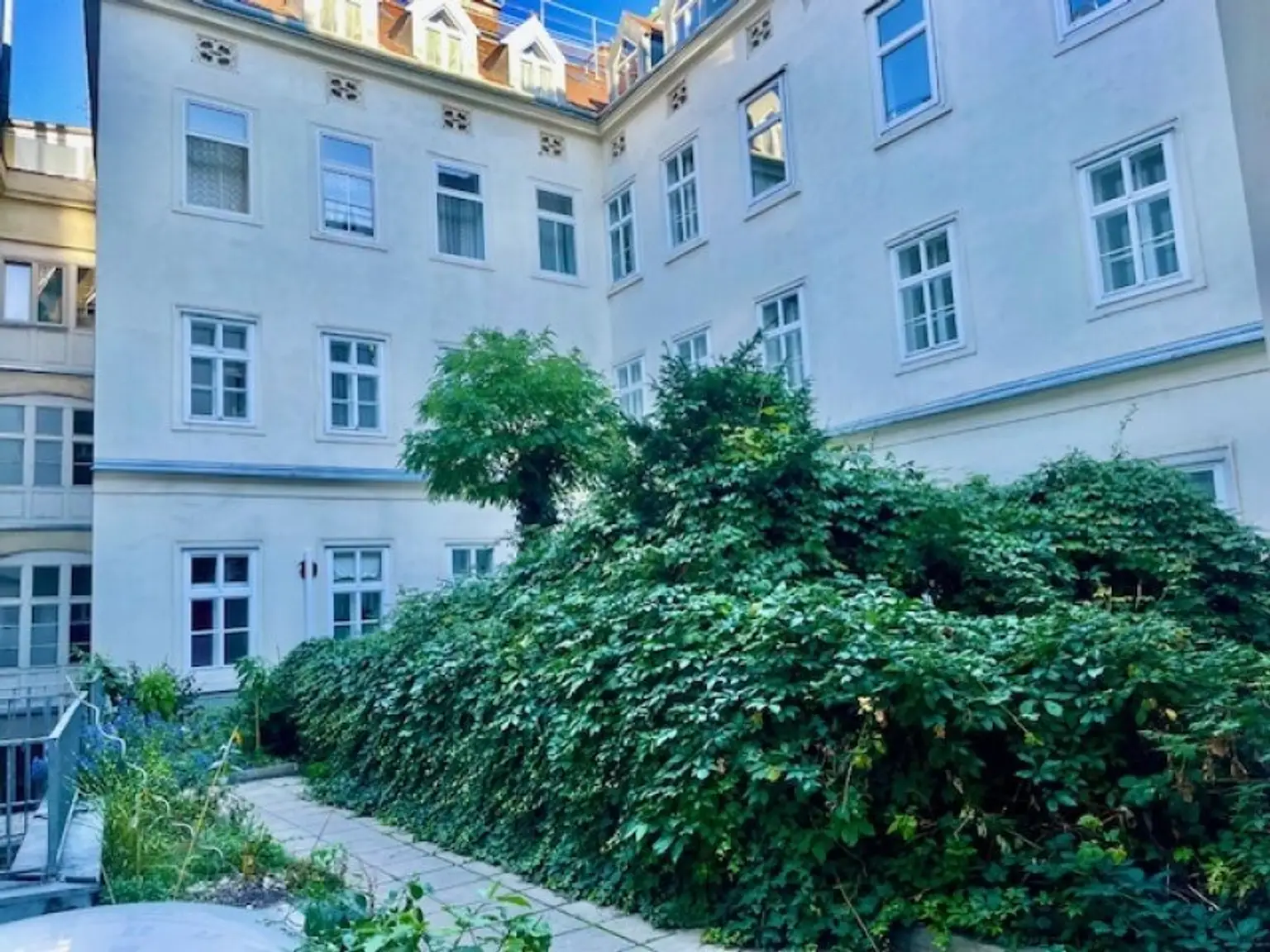 INNENSTÄDTISCHE - 3-Zimmer WOHNUNG -RENOVIERUNGSBEDÜRFTIG- mit sehr viel Potenzial - in Top Lage Wiens beim NASCHMARKT - Nähe KARLSPLATZ!