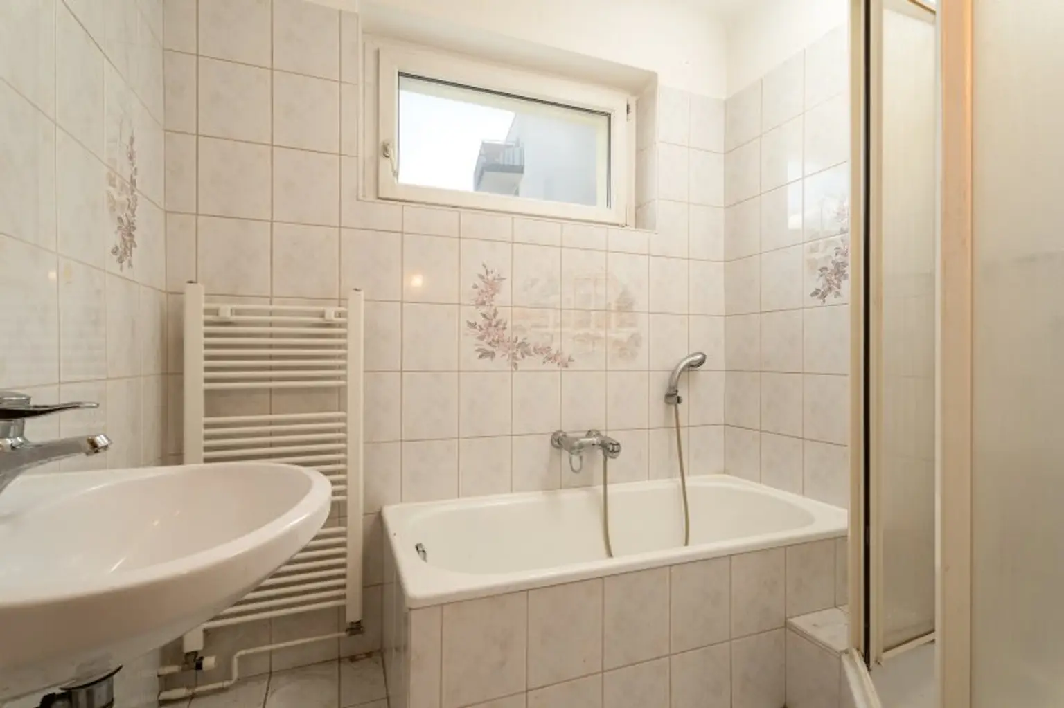Bad mit Dusche / Wanne