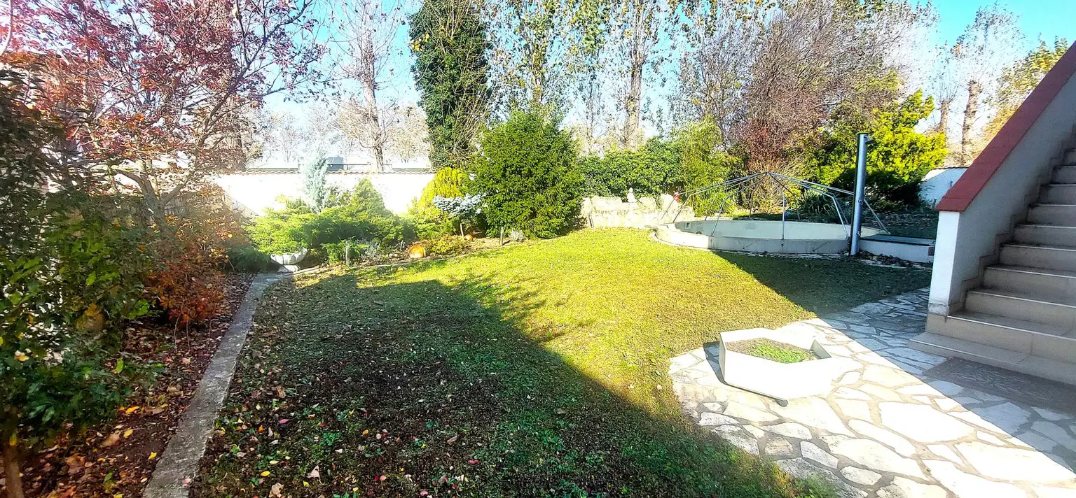 Großzügige Villa mit mehreren Wohneinheiten für viele Nutzungen