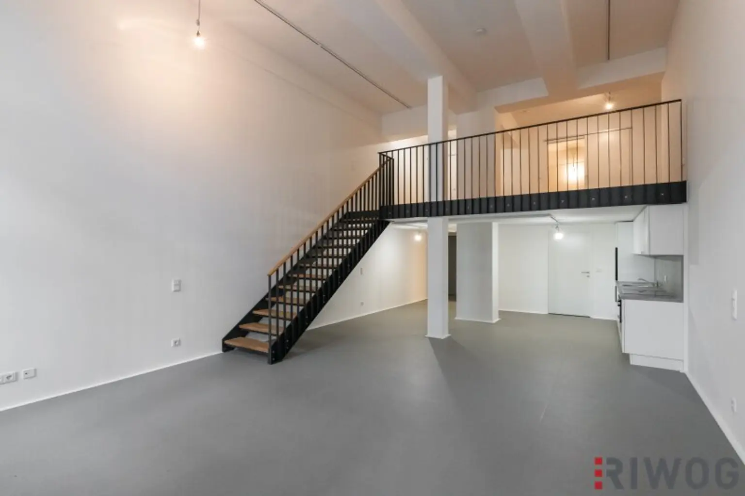 ERSTBEZUG nach Sanierung | Komplett hofseitiges Loft mit Balkon | Raumhöhe bis zu ca. 4,95 m | Büro/Praxis Nutzung und Kurzzeitvermietung möglich
