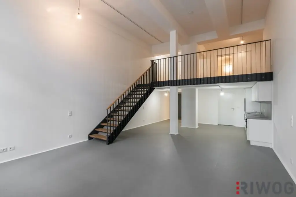 ERSTBEZUG nach Sanierung | Komplett hofseitiges Loft mit Balkon | Raumhöhe bis zu ca. 4,95 m | Büro/Praxis Nutzung und Kurzzeitvermietung möglich
