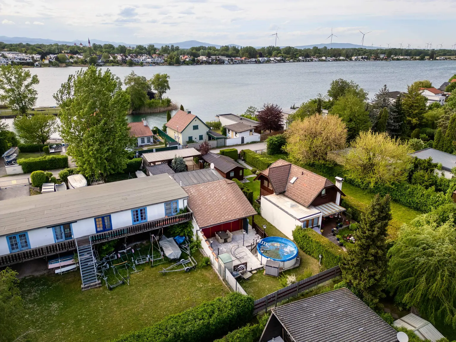 ENTWURF ** Urlaub zu Hause - Nur ca. 100 Meter vom Neufelder See entfernt – charmantes Haus auf Pachtgrund + Pool, Sauna & Gästezimmer ** ENTWURF