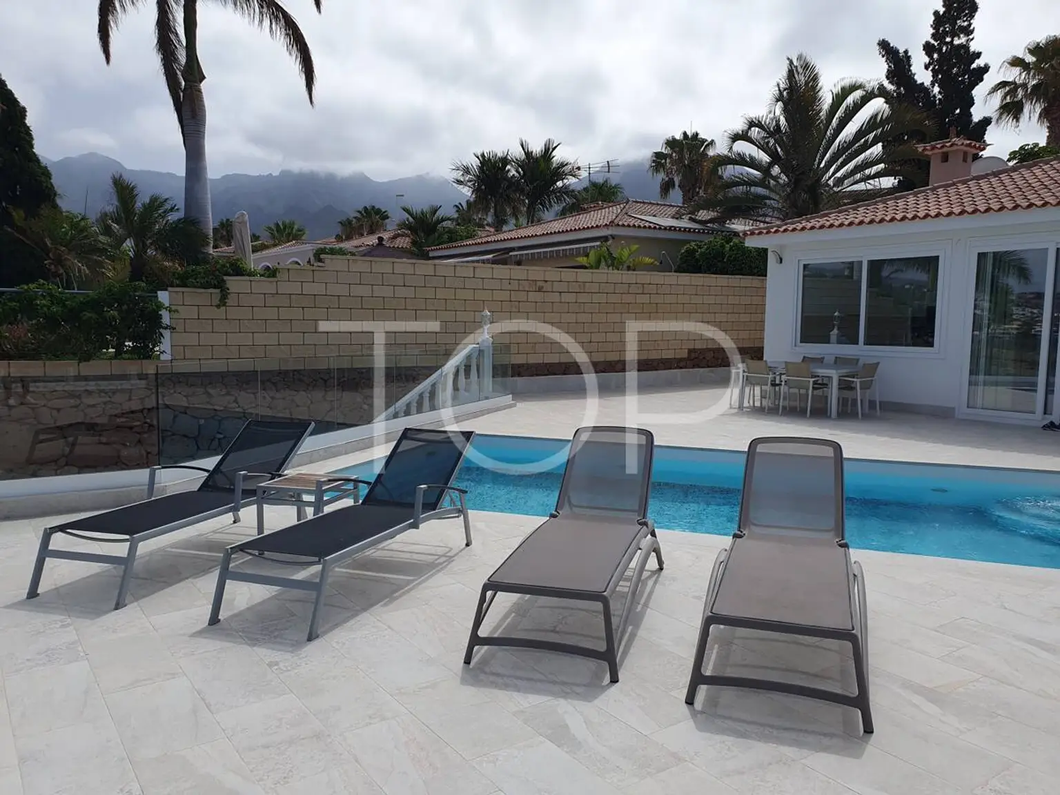 VILLA-EL-DUQUE-DORMITORIO-INDEPENDIENTE-TERRAZA-PISCINA-2