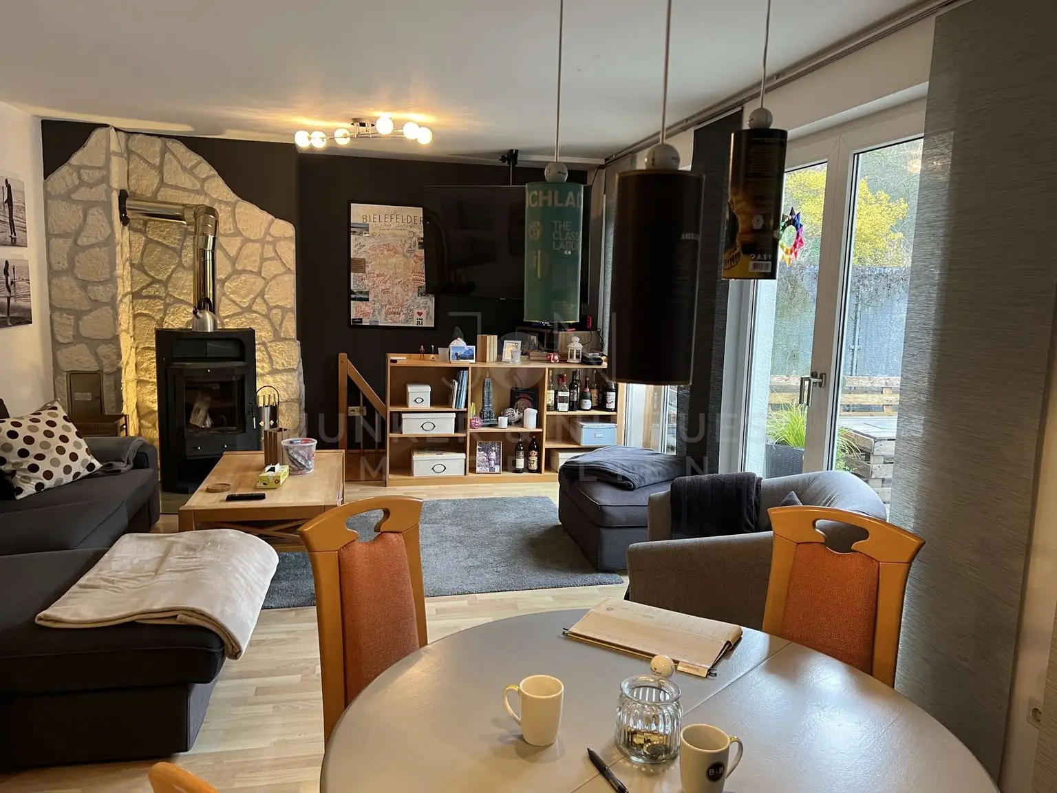 Wohnzimmer mit Zugang zur Terrasse