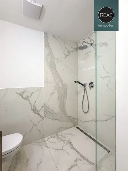 Provisionsfrei: Klimatisierte Dachgeschoss Maisonette mit 2 Terrassen und Kamin nahe Uno City!
