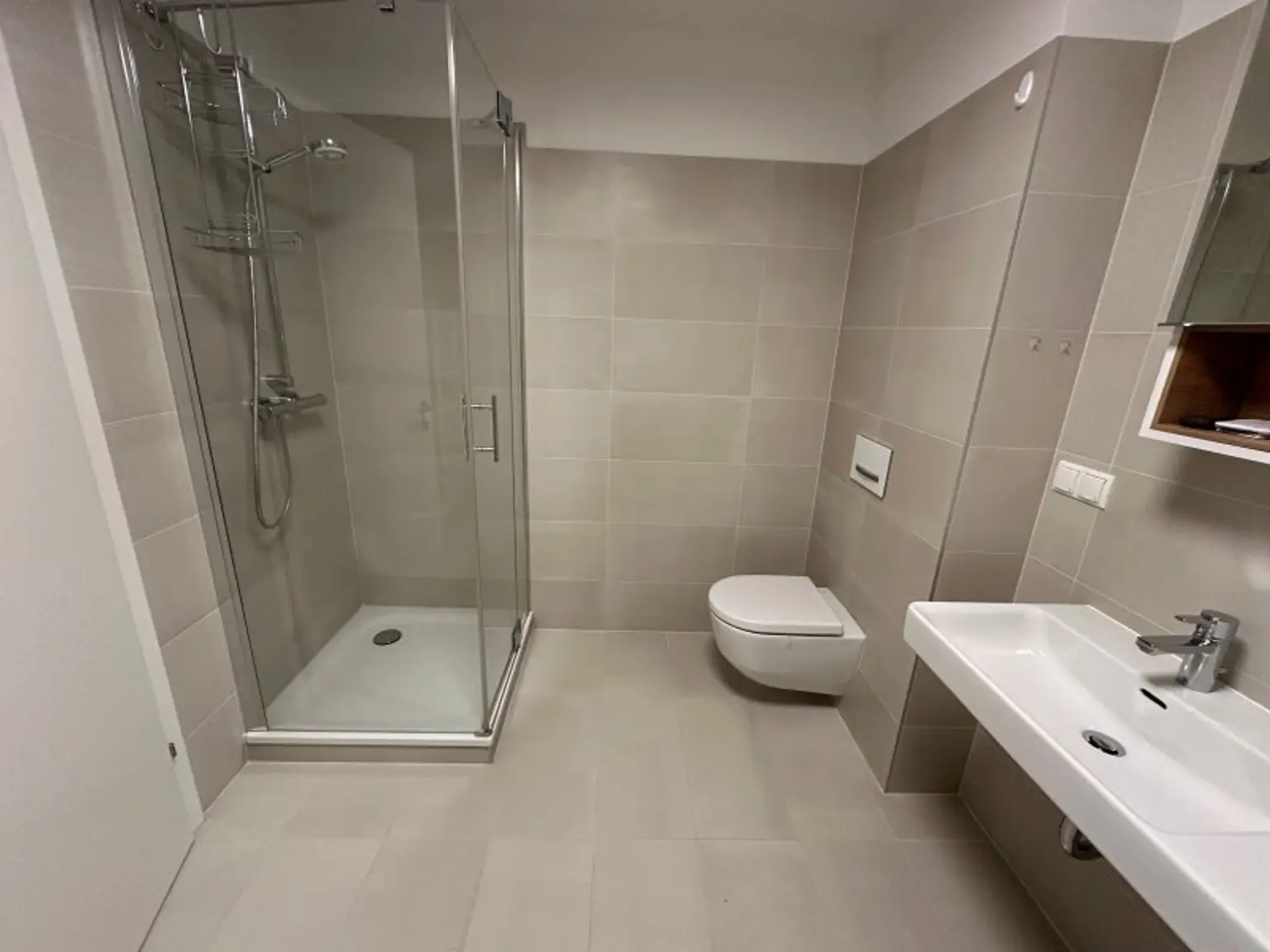 Balkonwohnung in Grünruhelage- Schwimmbad und Sauna im Haus. PROVISIONSFREI