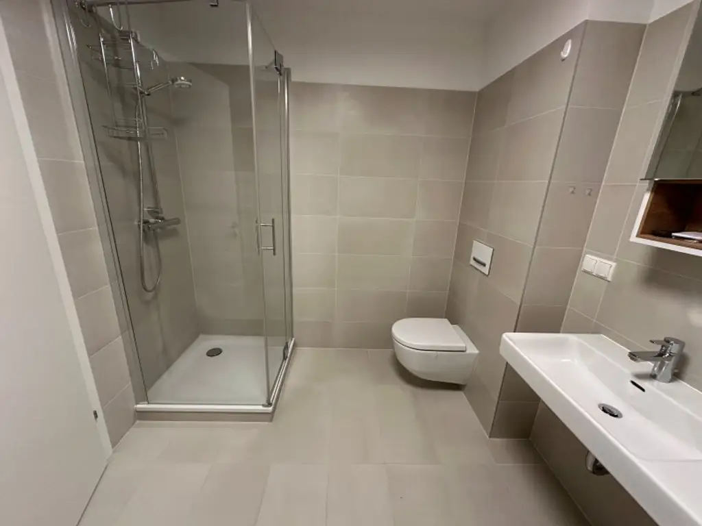 Balkonwohnung in Grünruhelage- Schwimmbad und Sauna im Haus. PROVISIONSFREI