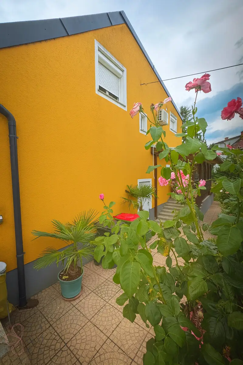 Charmantes Einfamilienhaus mit Einliegerwohnung, Garten und Garage – vielseitig nutzbar