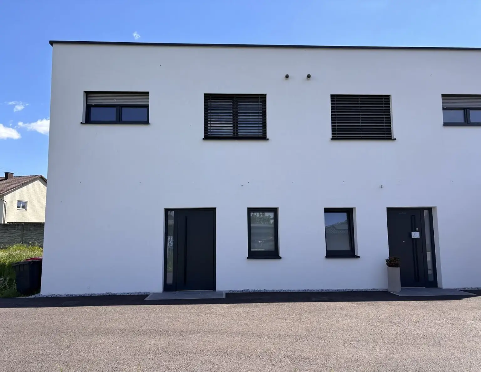 Neuwertige Doppelhaushälfte in Burgkirchen: Ihr neues Zuhause mit Garten und Terrasse!