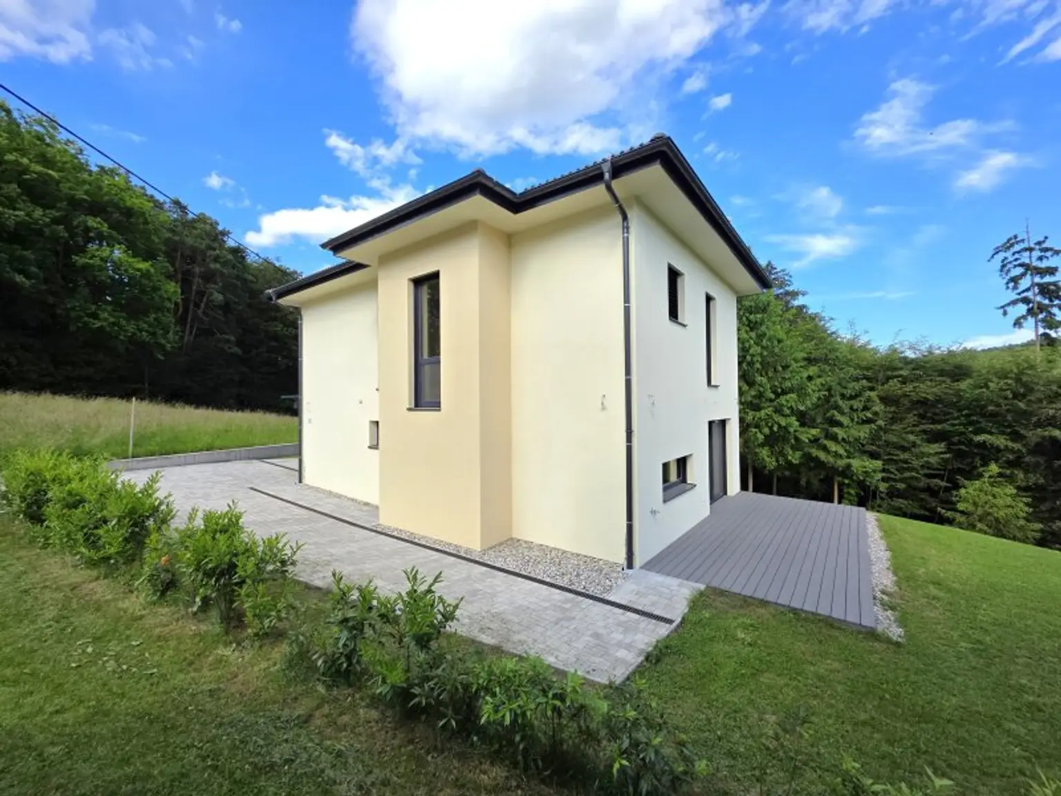 Erstbezug! Modernes Einfamilienhaus mit guter Ausstattung!