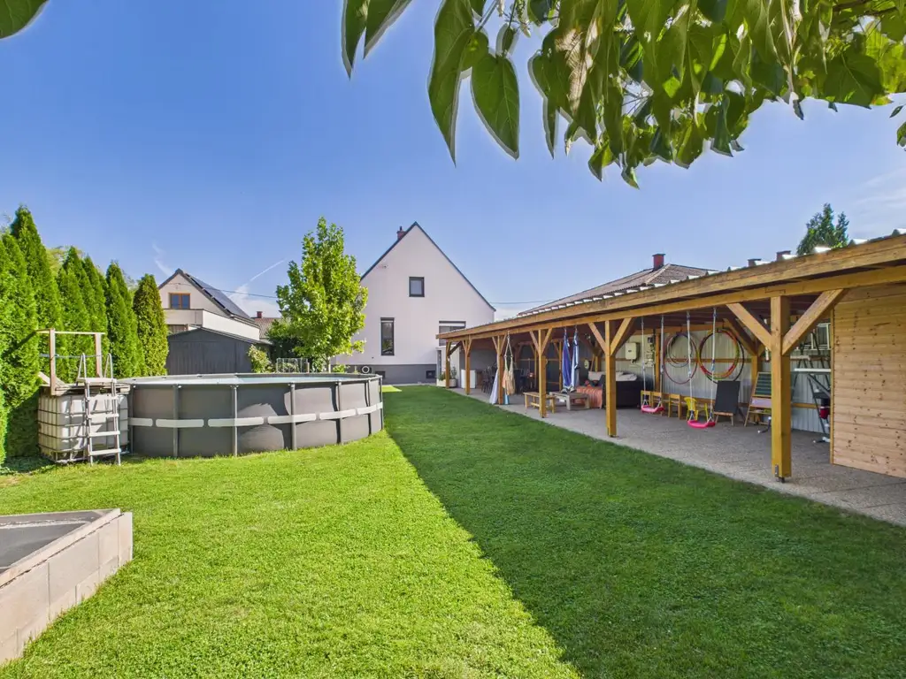 Vollkomfort Einfamilienhaus mit Pool, Sonnenterrasse und großem Garten