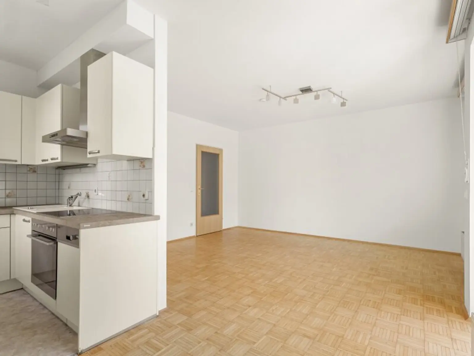 Schöne und teilmöblierte 2 Zimmer Wohnung 65m² mit Westloggia und Tiefgarage in Viktring - Rekabachweg