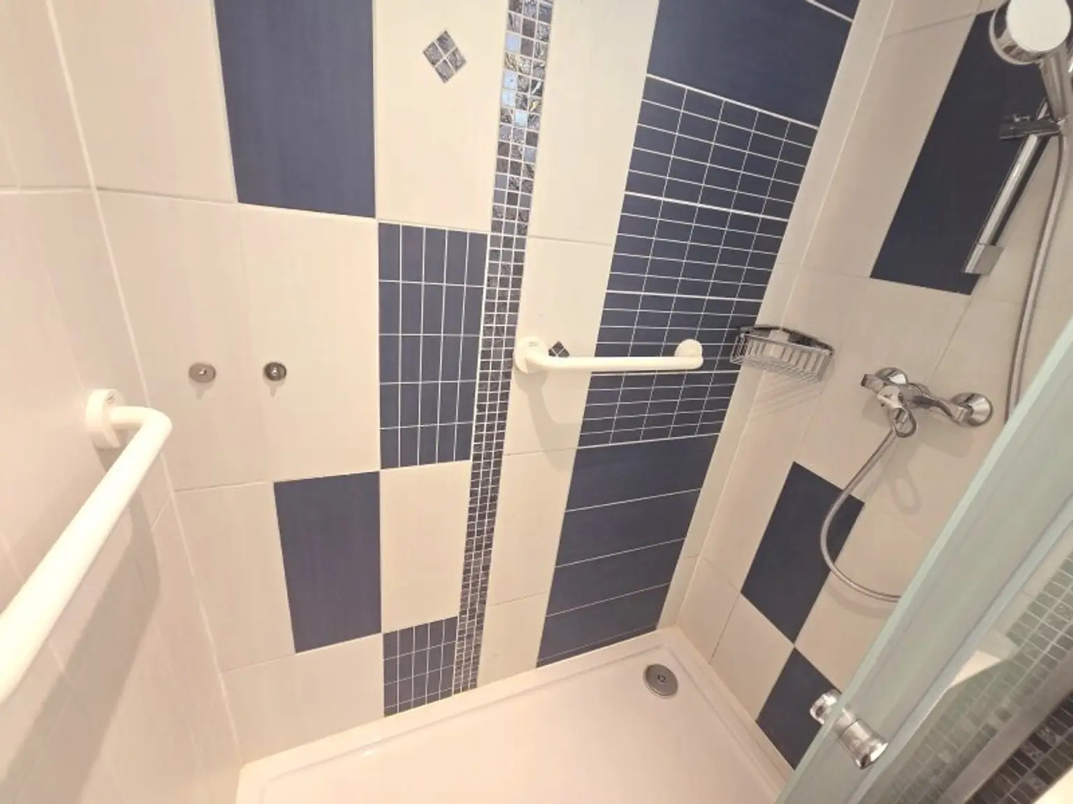 TOP LAGE - Koffer packen und einziehen! - hochwertig ausgestattete, moderne 3-Zimmer Wohnung mit verglaster Loggia - WIE ERSTBEZUG!