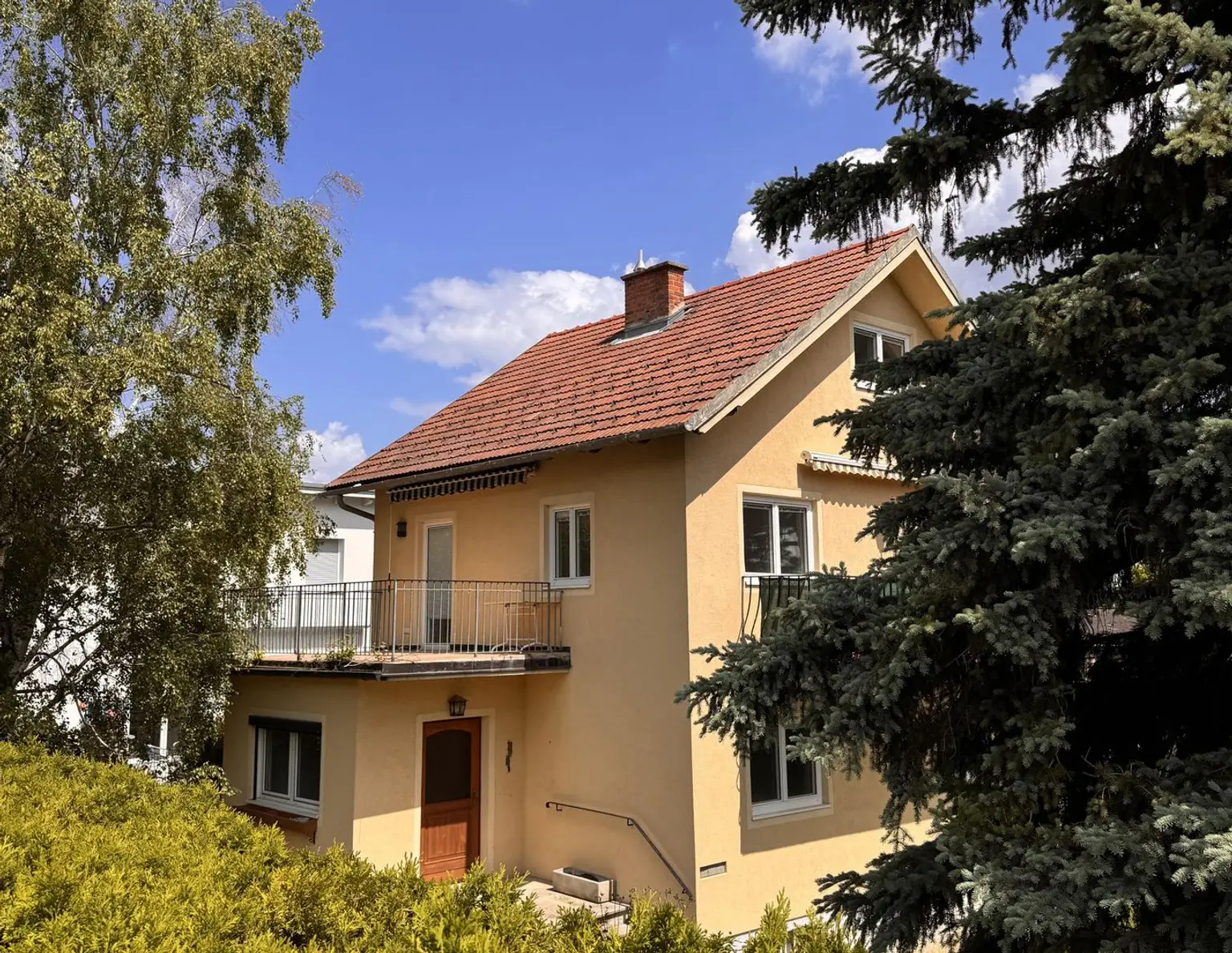 Lichtdurchflutetes Haus mit großem Garten zur Miete in bester Lage von Klosterneuburg