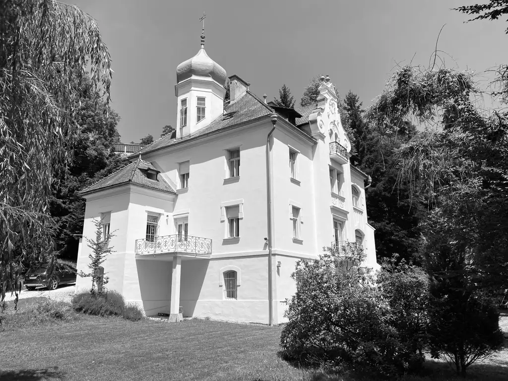 Elegante Villa mit Wörthersee-Blick.   Elegant art nouveau villa with a view of Lake Wörthersee.