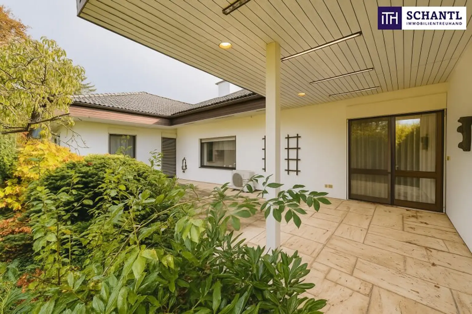 Traumhafter Bungalow mit Indoor-Pool, Weinkeller & großem Garten auf Eigengrund