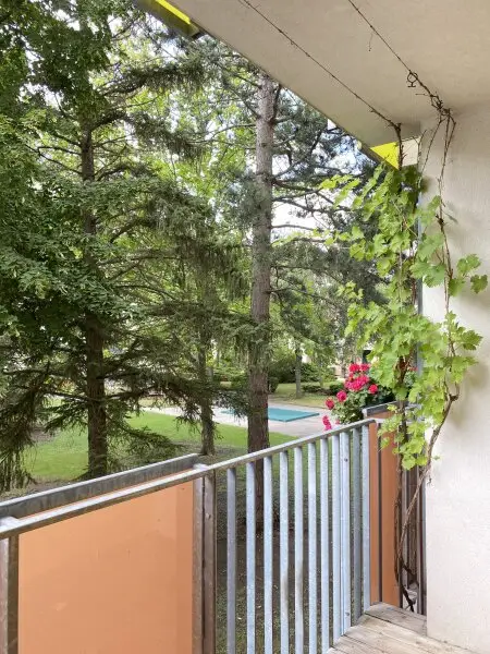 WOHNEN IM GRÜNEN - RENOVIERTE 3 ZIMMER WOHNUNG NÄHE BAHNHOF