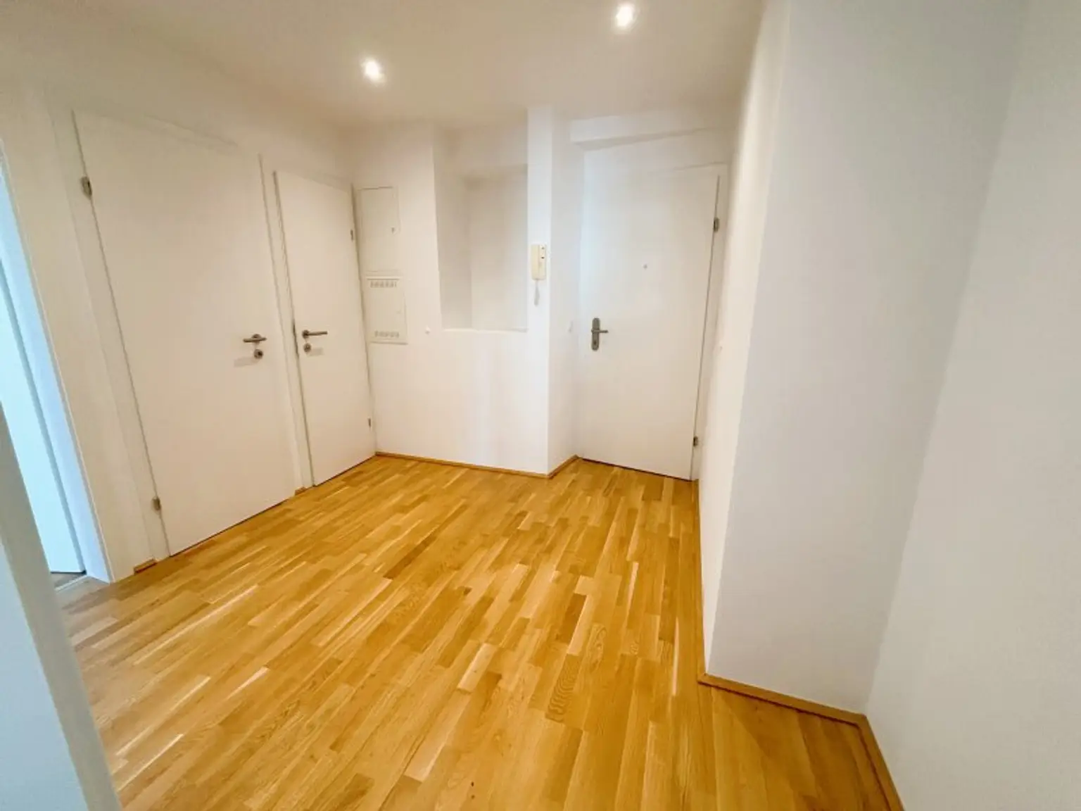 Neu sanierte 4-Raum-Wohnung mit Balkon in perfekter Lage!