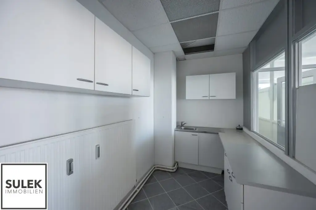 Grundstück mit vier Baukörpern - Büro-, Geschäfts- und Gewerbegebäude inkl. Parkplätzen in Vösendorf