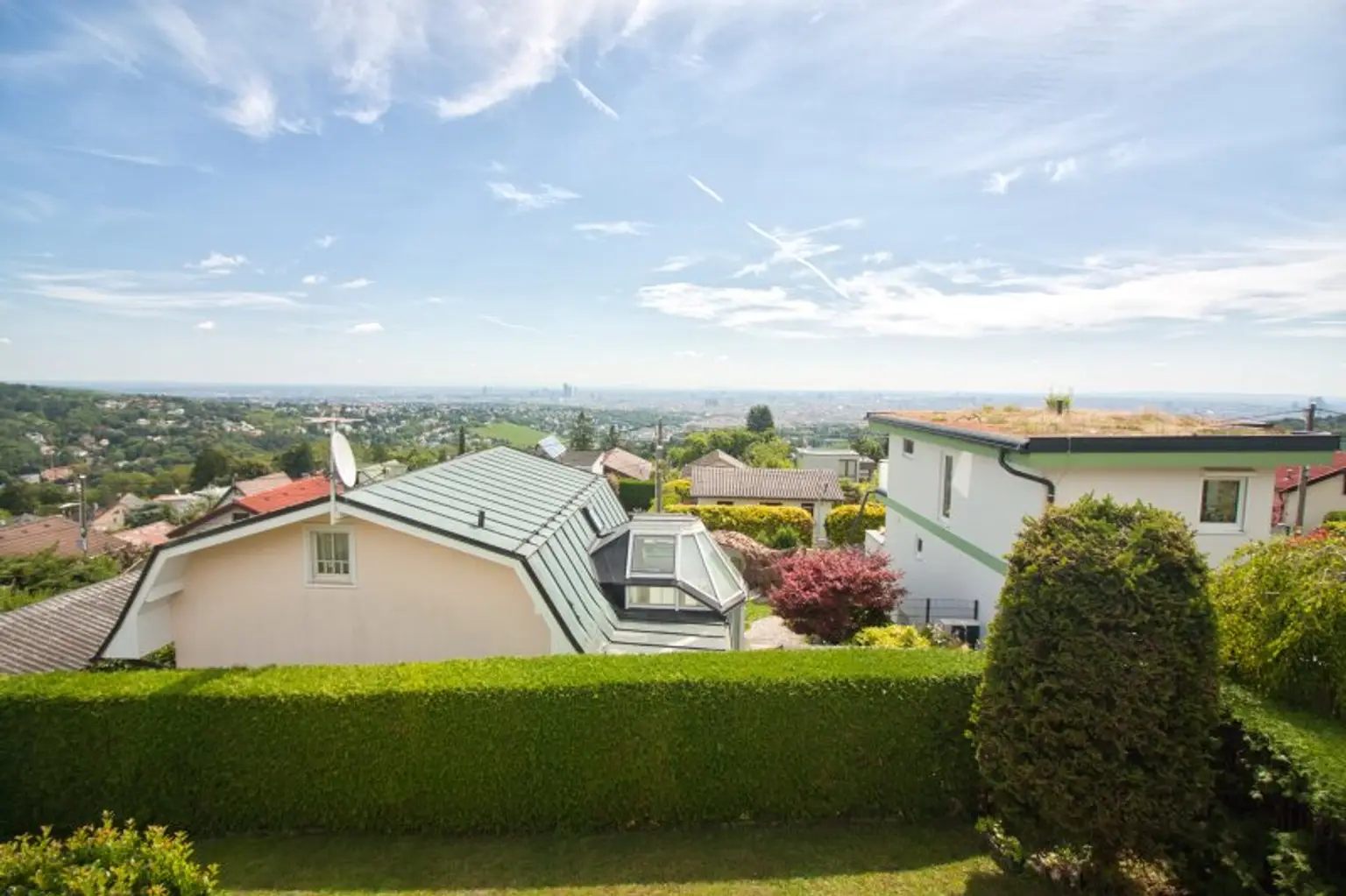GANZ WIEN UNTER SICH | Eigengrund mit Blick über Wien und charmantem Kleingarten-/Einfamilienhaus am herrlichen HEUBERG