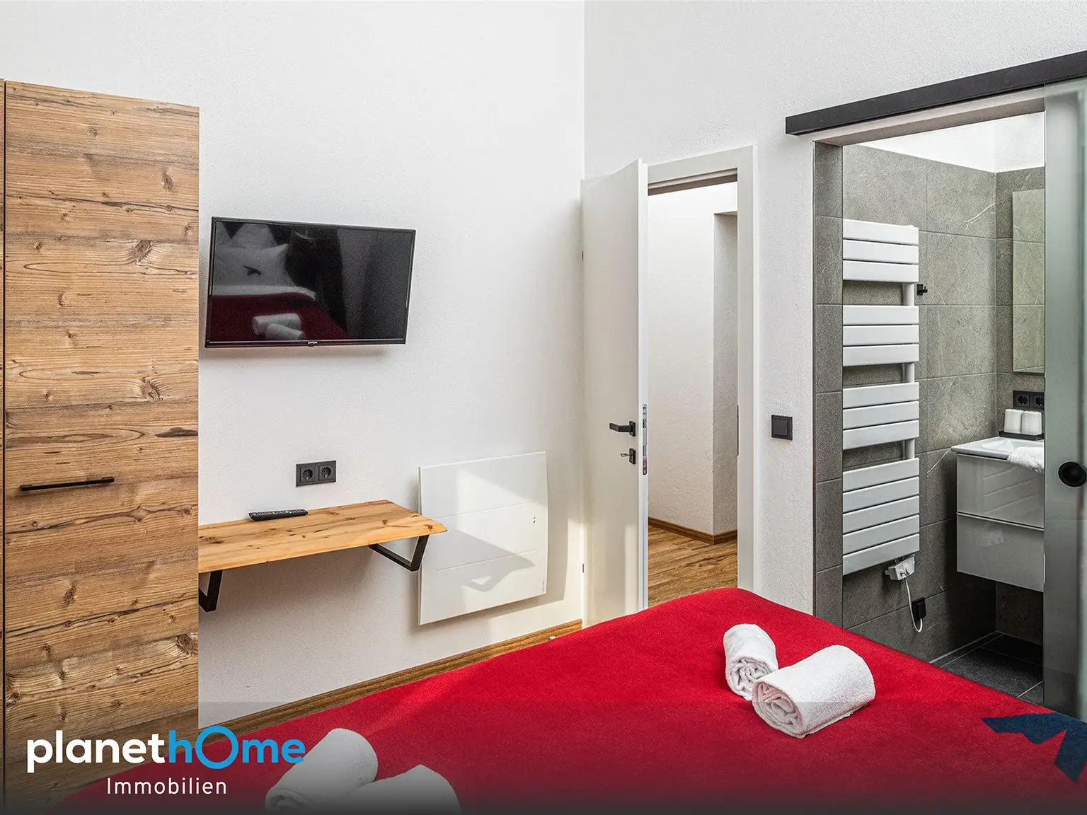 Schlafzimmer mit Badezimmer