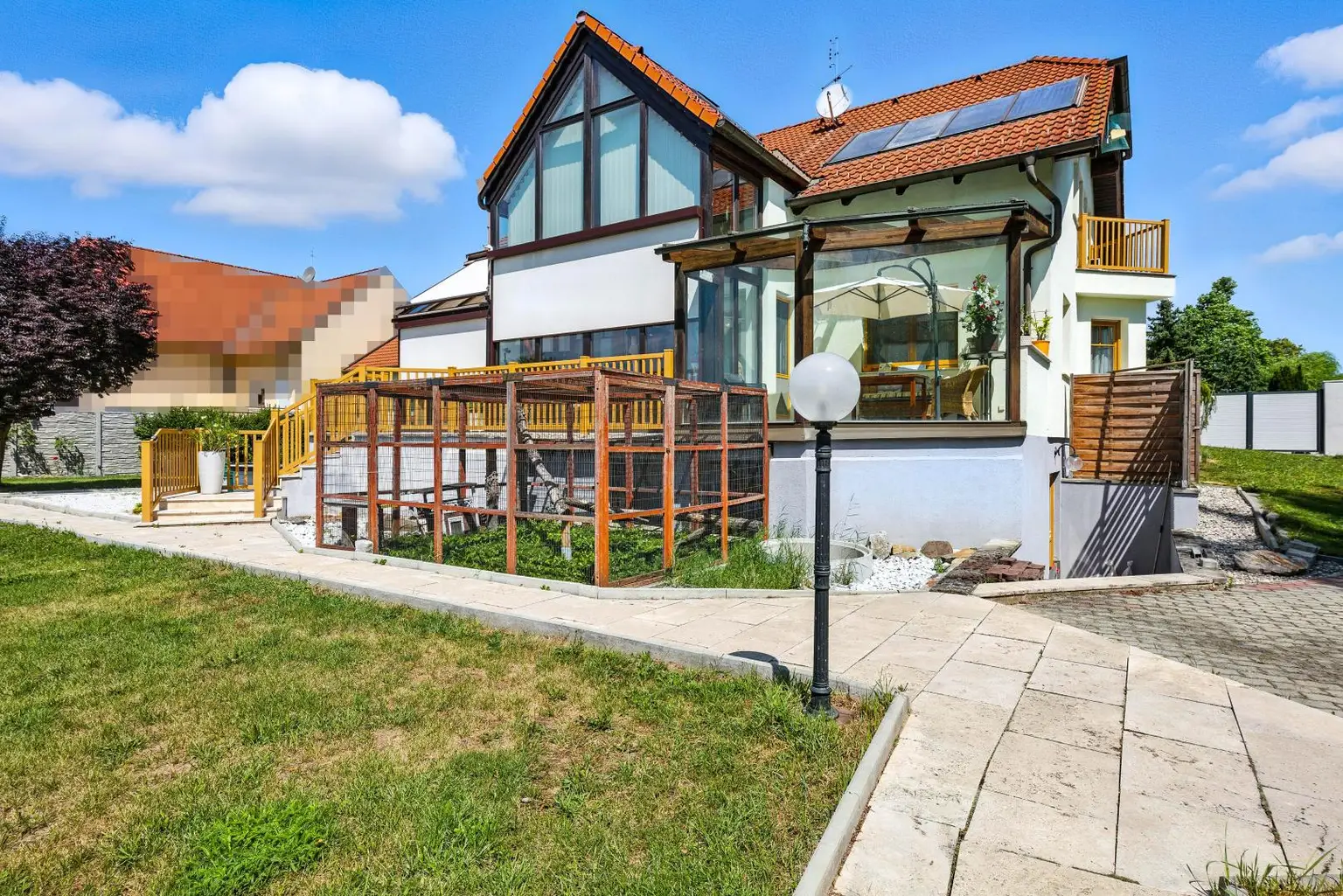 HOCHKARÄTIGES WOHNEN IN GRÜNRUHELAGE! WOHLFÜHL-REFUGIUM DER EXTRA KLASSE: TRADITION TRIFFT MODERNSTEN KOMFORT!