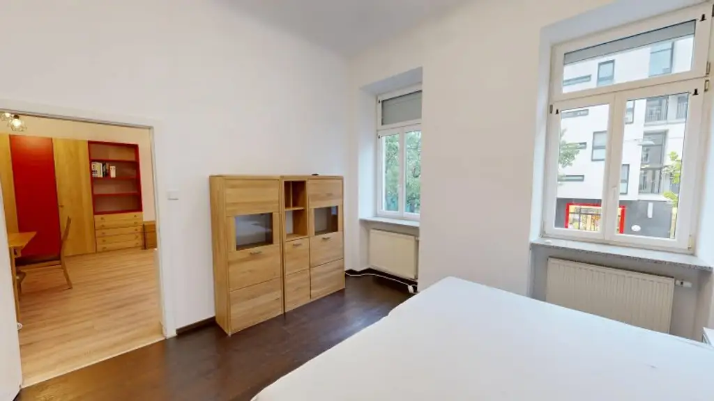 Der Traum einer jeden Frau - 2-Zimmer Altbauwohnung mit begehbarem Kleiderschrank