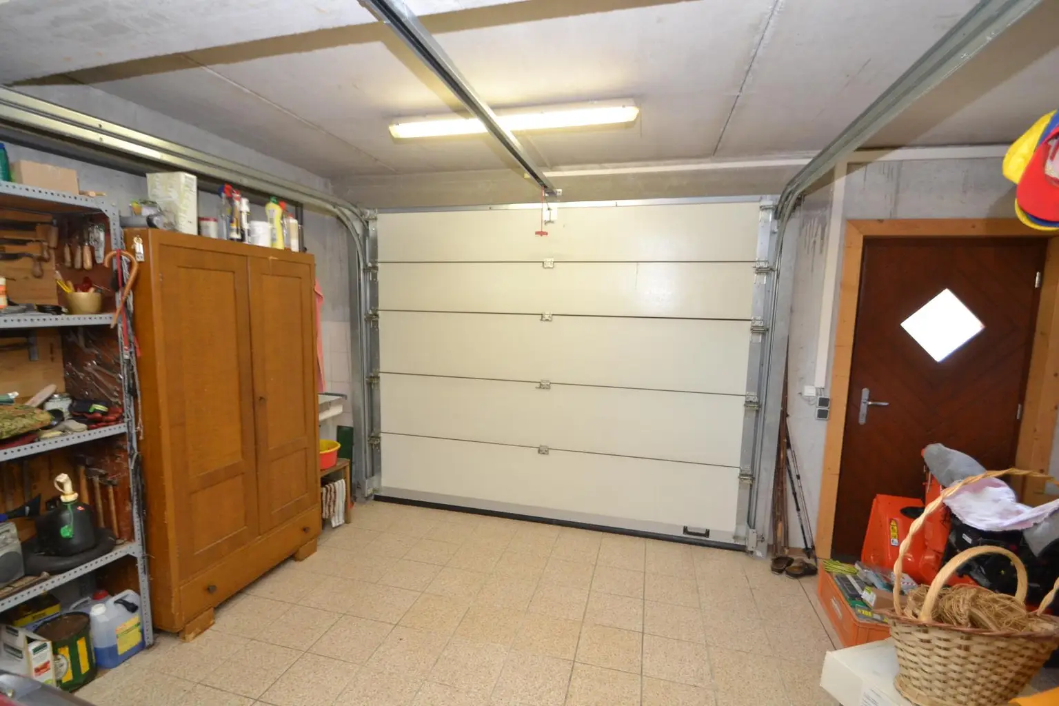 Garage mit elektrischem Tor