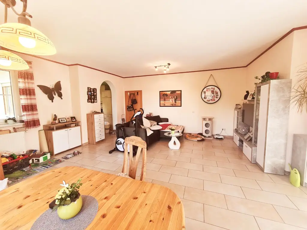 „Wohnen & Wohlfühlen im Hügelland – vielseitige Immobilie mit 8 Gästezimmern & Privatwohnung“