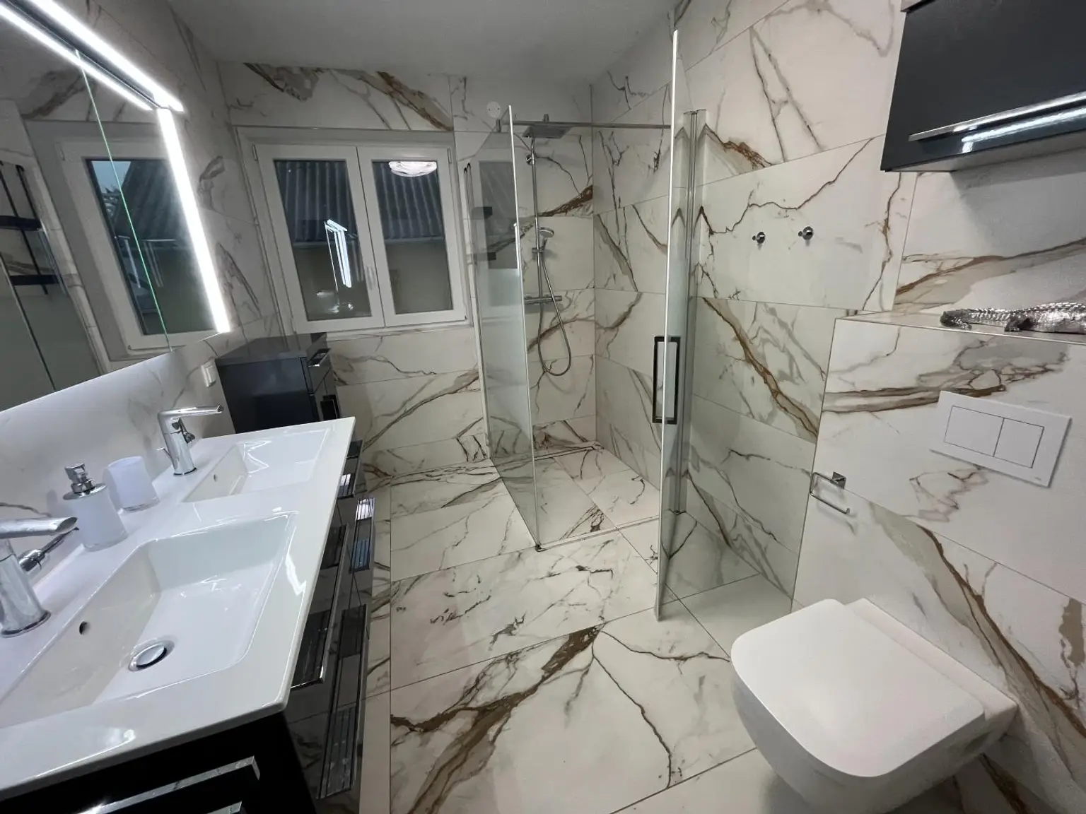 Badezimmer mit Dusche und WC im Obergeschoss