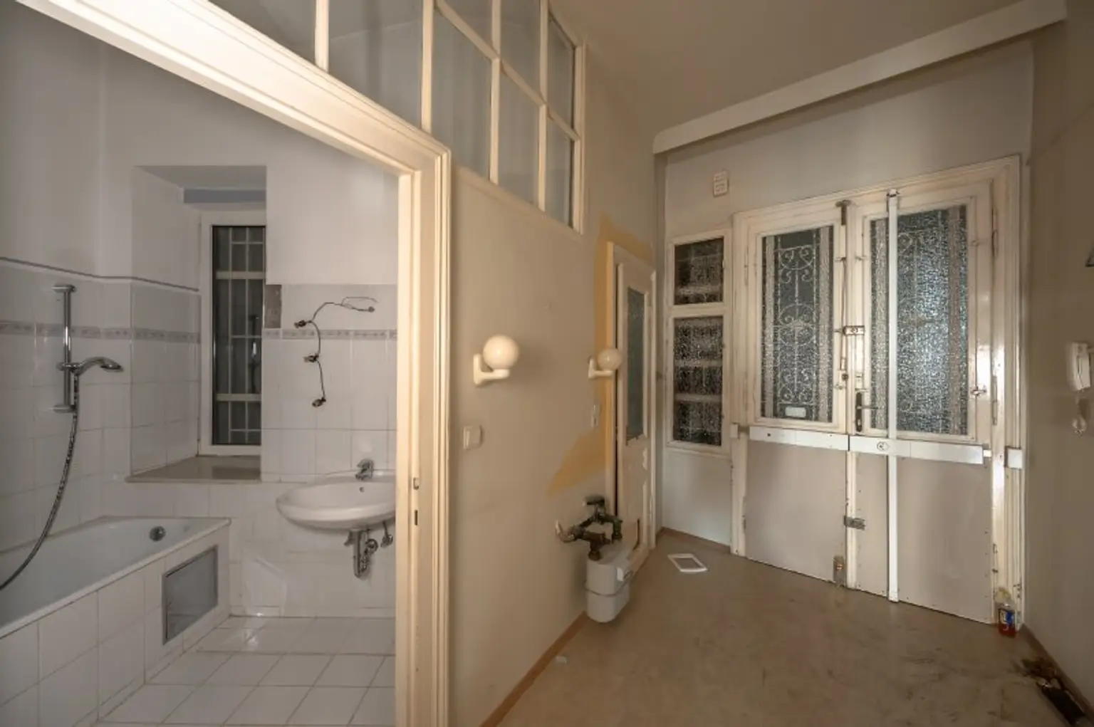 ++NEU++ 3-Zimmer Altbau-Wohnung (sanierungsbedürftig), viel Potenzial