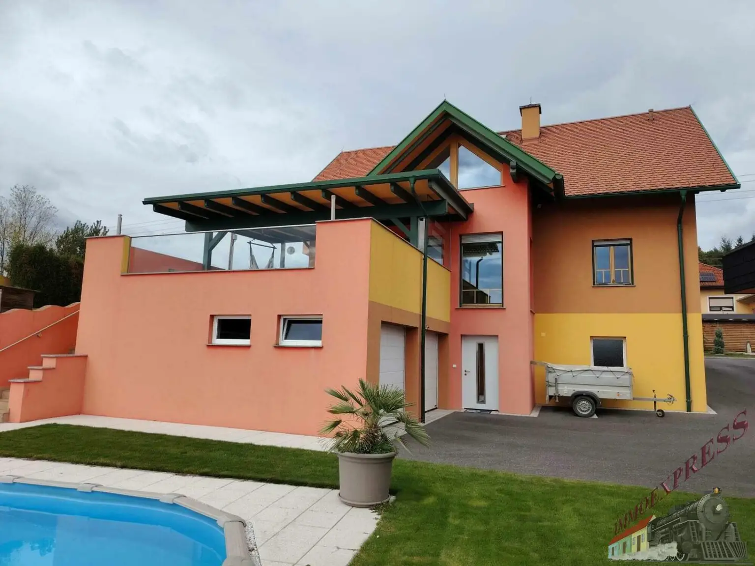 Tolles Einfamilienhaus mit Pool, Panorama-Ausblick und moderner PV-Anlage – hier fühlt sich Ihre Familie zuhause!