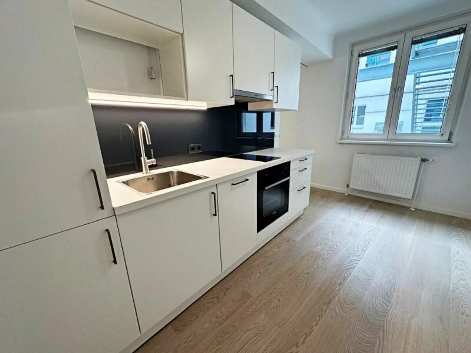 STEPHANSPLATZ-NÄHE, 27 m2 Apartment, 1 Zimmer, Kochnische, Duschbad, Parketten, 8. Liftstock, Rotenturmstraße