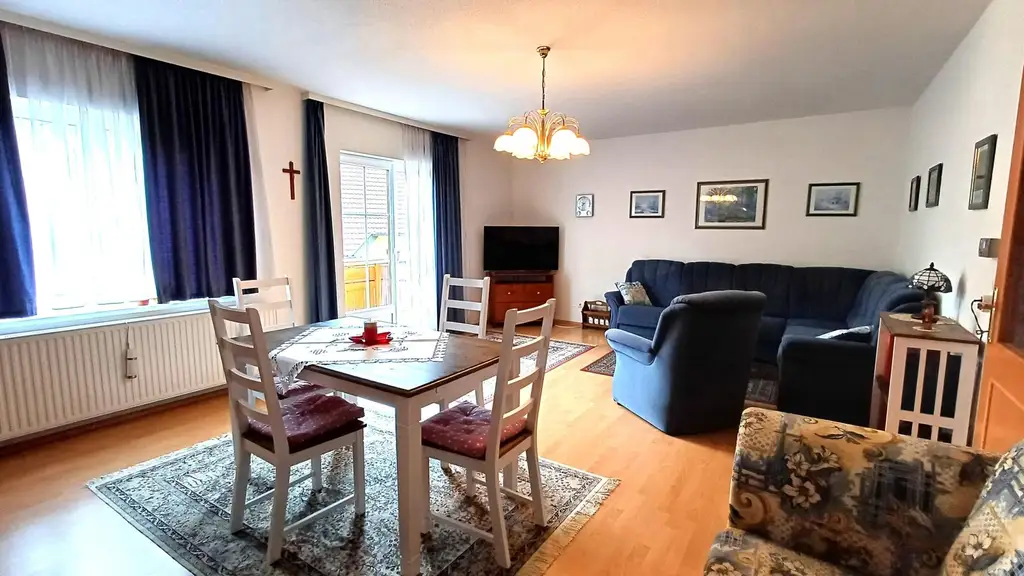 Doppelhaushälfte mit Keller, Garten, Carport und Lounge