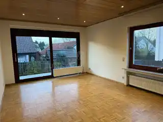 Wohnzimmer mit Zugang zum Balkon