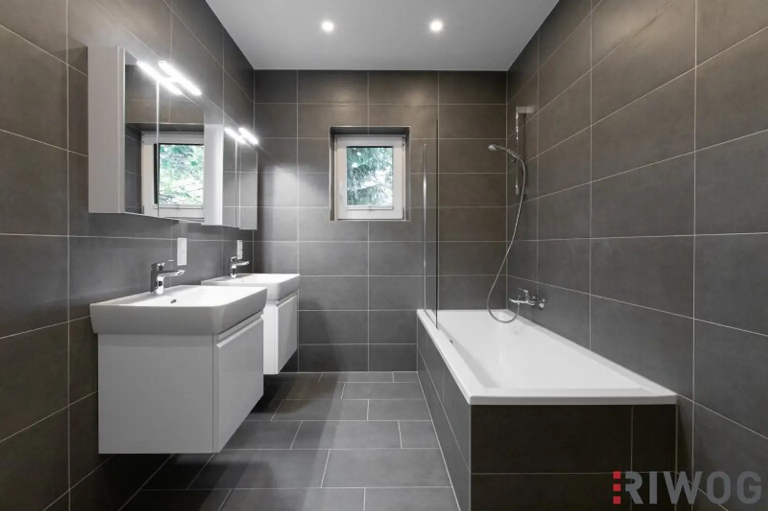 ERSTBEZUG nach Sanierung mit Blick auf Schloss Laudon  | ca. 16 m² Loggia  | Garagenplatz | Vollausgestattete Küche | Erholungsgebiet angrenzend