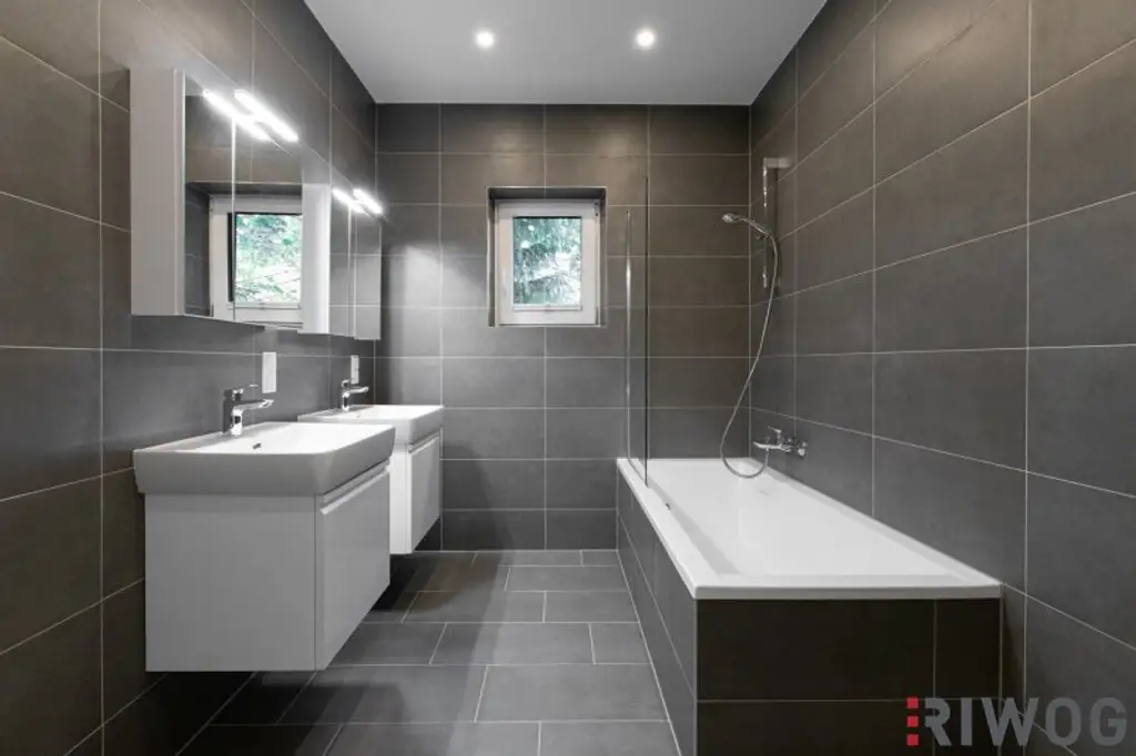 ERSTBEZUG nach Sanierung mit Blick auf Schloss Laudon  | ca. 16 m² Loggia  | Garagenplatz | Vollausgestattete Küche | Erholungsgebiet angrenzend