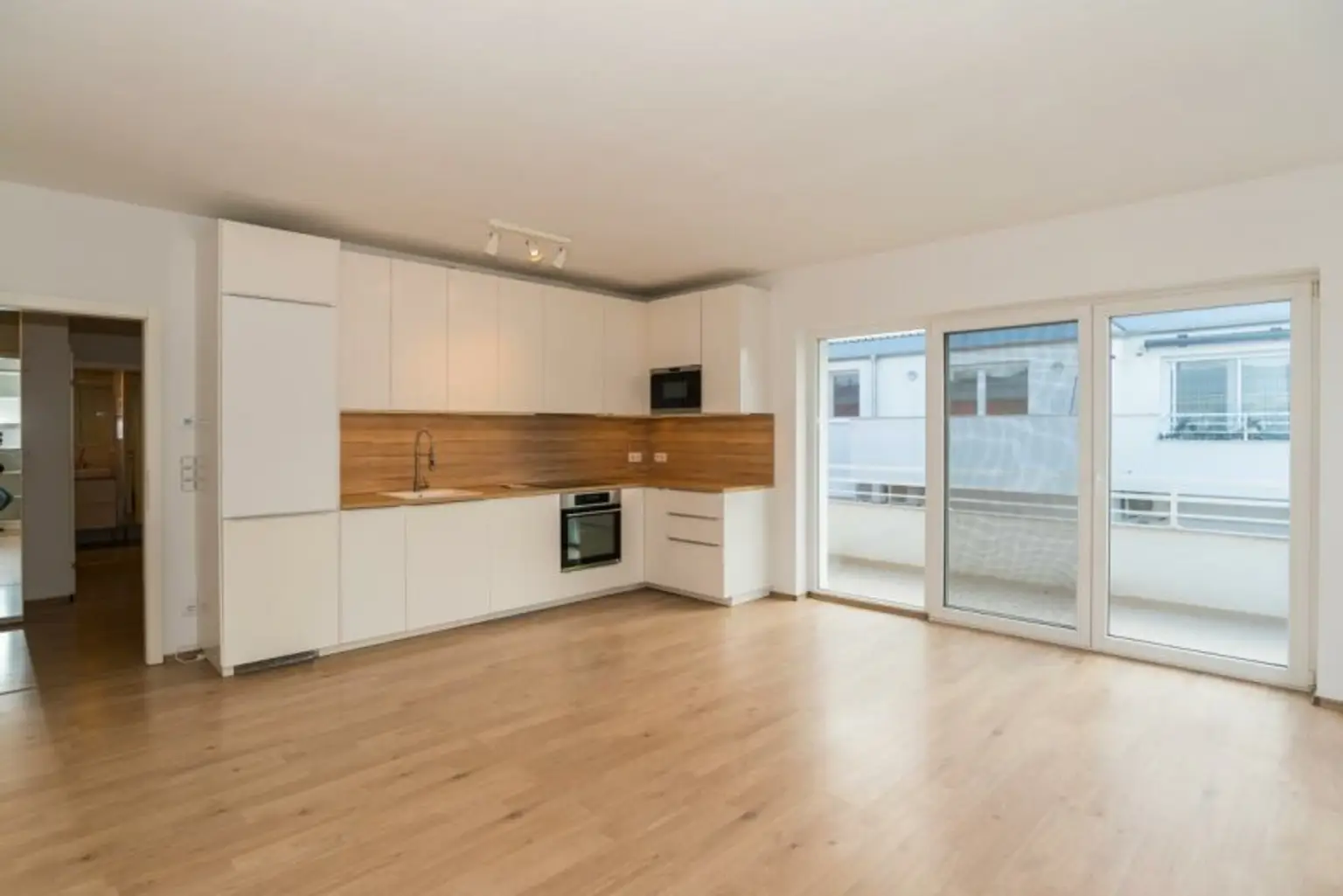 Schöne 3 Zimmerwohnung mit Balkon und 2 PKW Stellplätzen