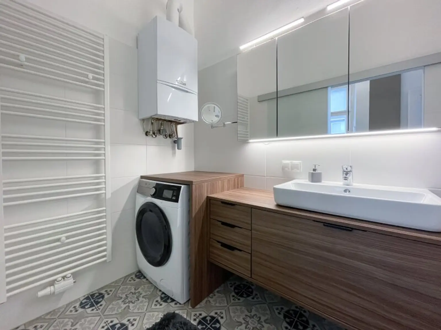 Exklusive Altbau-Residenz mit modernster Technik – hofseitige 2-Zimmerwohnung mit Balkon beim Naschmarkt