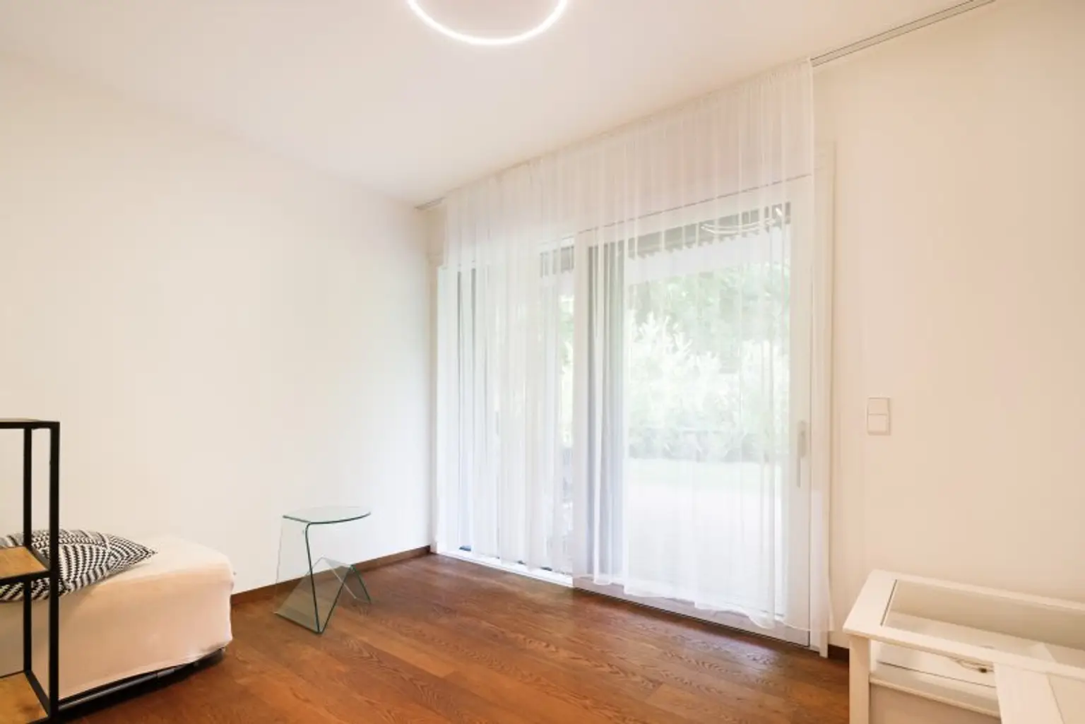 WOHNUNG mit 300 m² Privatgarten im 1190 Wien + Pool und Gym Nähe American Int. School