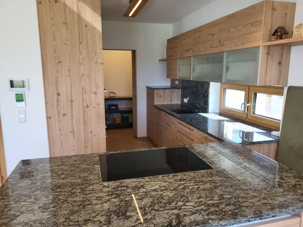 NEUES NIEDRIGENERGIEHAUS MIT GROSSEM GRUNDSTÜCK