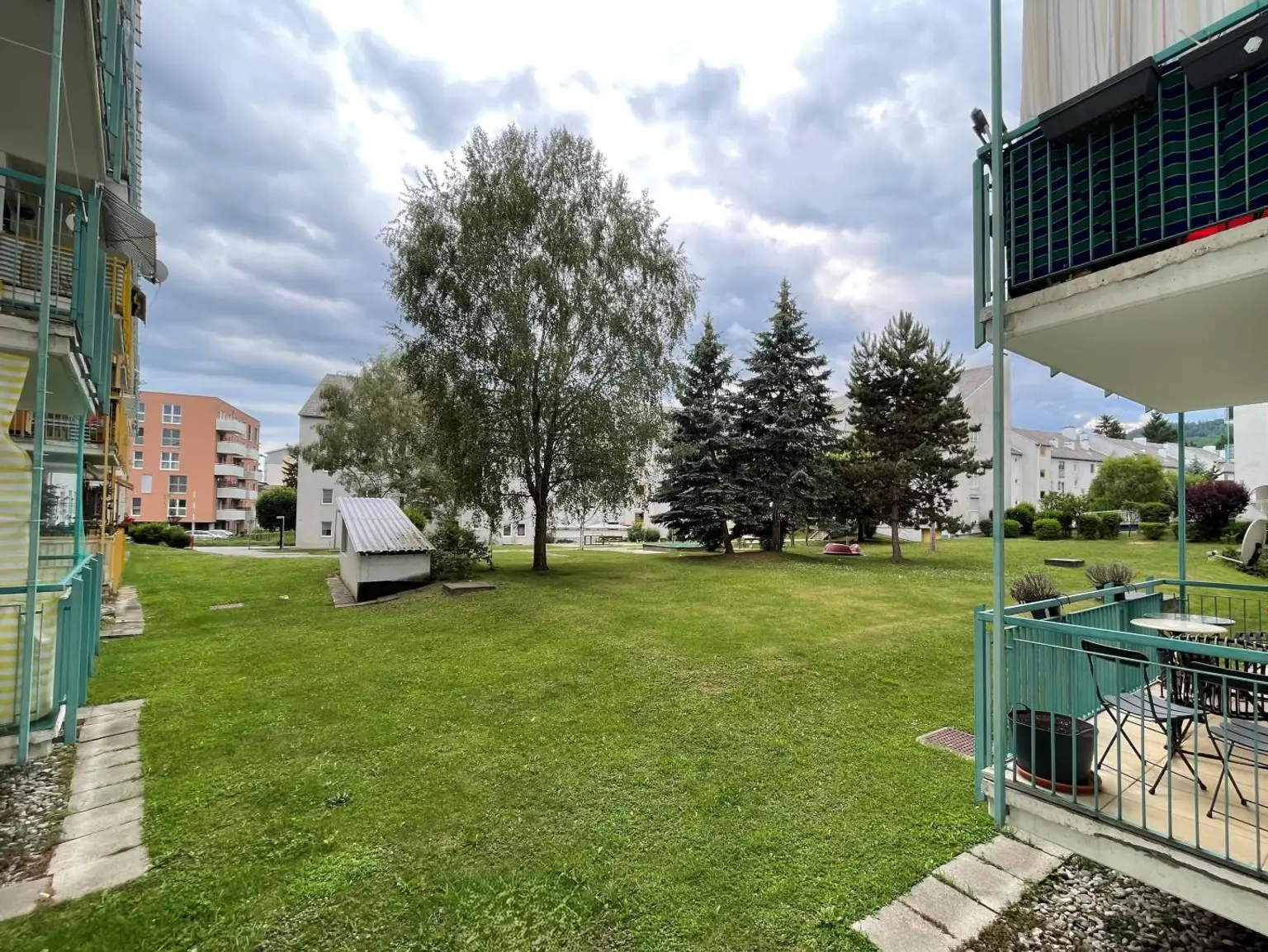 Ausblick in den Garten (Wohnung 2)