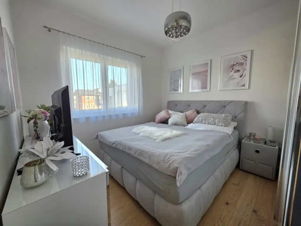 Neuwertige und sonnige Wohnung mit Carport! Vollmöbliert!